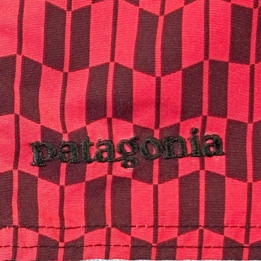 Patagonia Mens 30 Board Shorts Red Black Geometric Chevron Swim Trunks Nylon